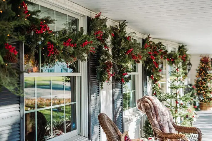 Elegant Christmas Door Decorating Ideas for a Classy Holiday Look